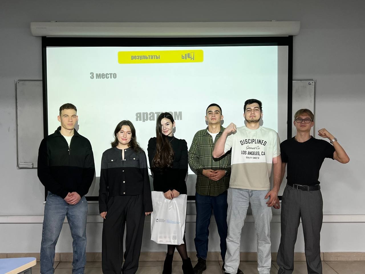 Под новым год нам дед мороз подарочек занёс Под новым год нам дед мороз подарочек занёс