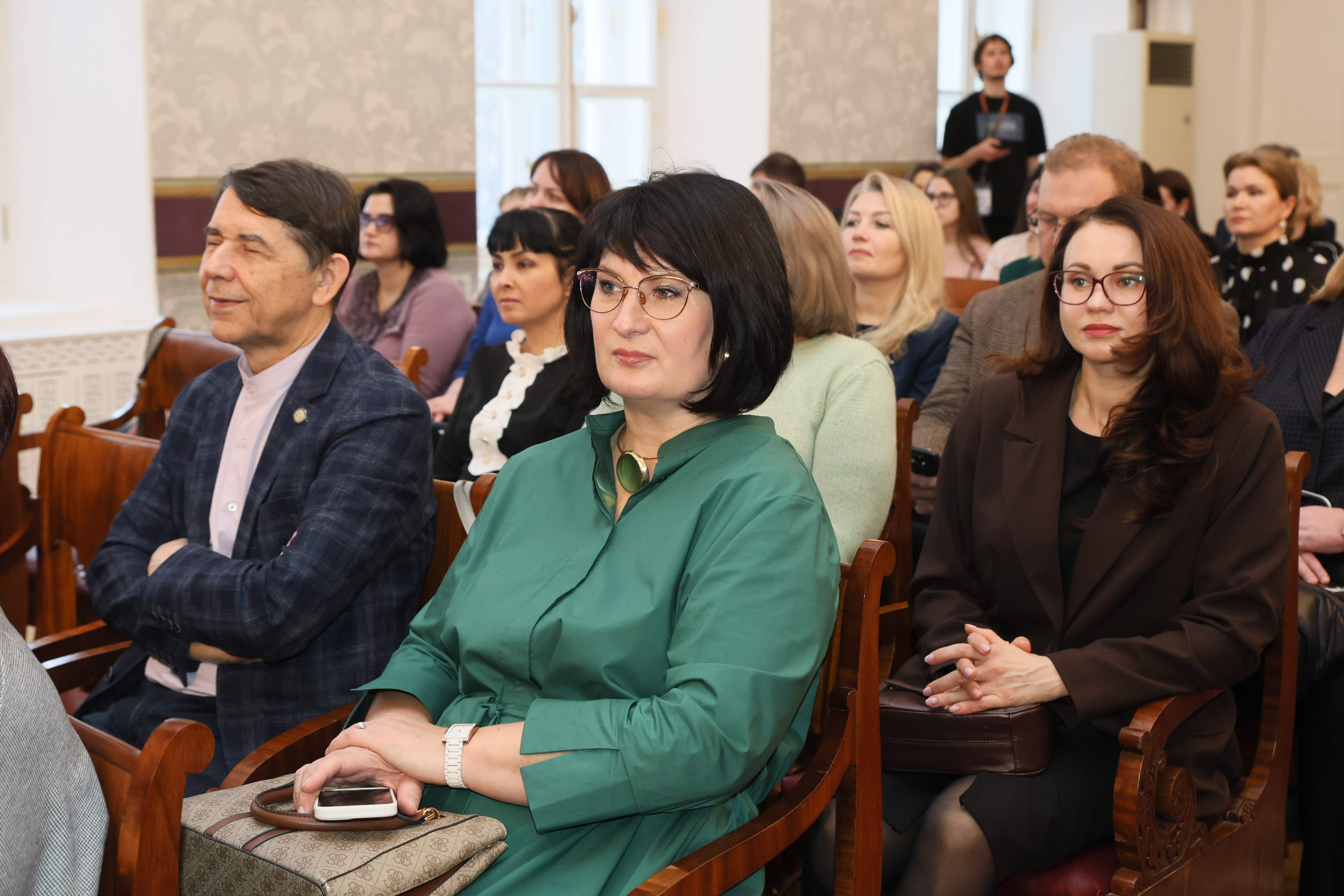 Ректор КФУ Ленар Сафин: 'Женщины приносят в этот мир гармонию, нежность, красоту и самое сильное, чистое, бескорыстное чувство ? безусловную материнскую любовь' Ректор КФУ Ленар Сафин: 'Женщины приносят в этот мир гармонию, нежность, красоту и самое сильное, чистое, бескорыстное чувство ? безусловную материнскую любовь'