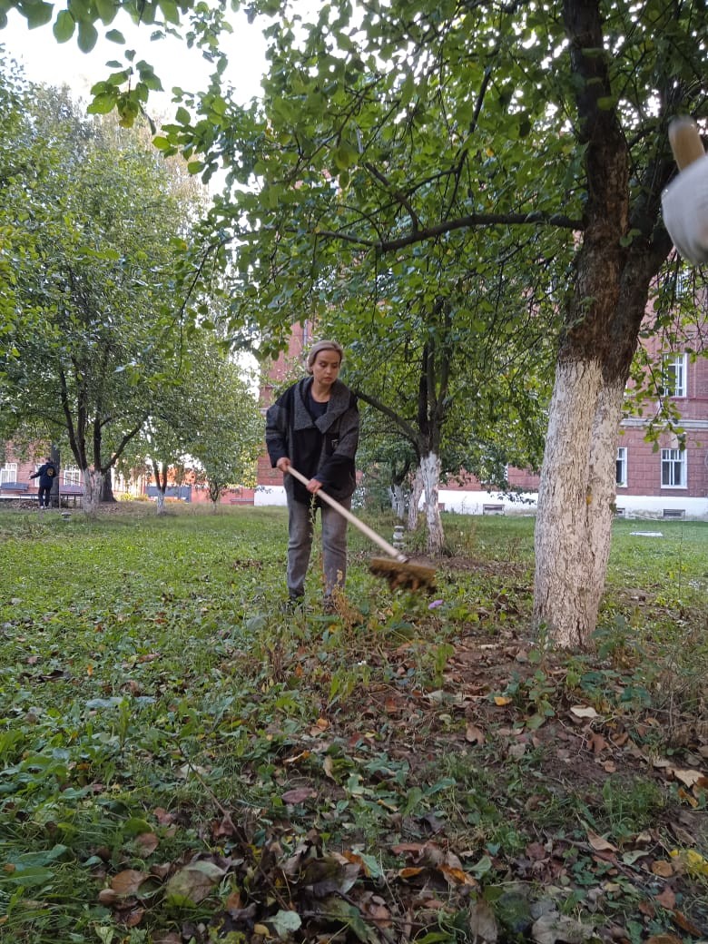 Студенты 2113 группы Елабужского института КФУ вышли на уборку территории Студенты 2113 группы Елабужского института КФУ вышли на уборку территории