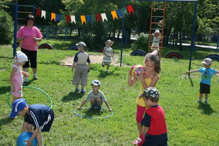 Лето на улице в детском саду. Прогулка в детском саду. Дети на прогулке летом. Физкультурные занятия в детском саду. Развлечения на прогулке в детском саду.