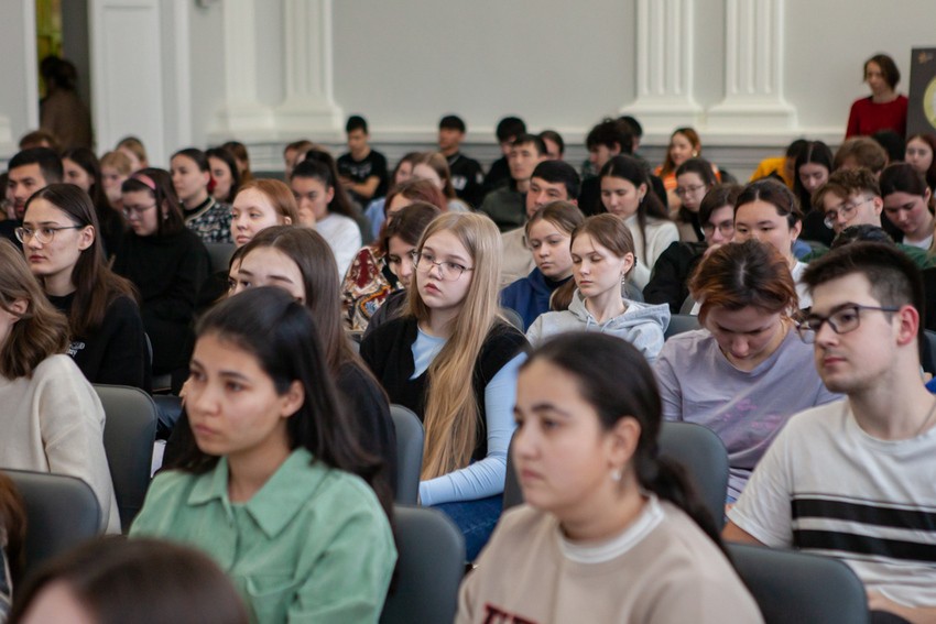 Со студентами встретилась инспектор МВД Со студентами встретилась инспектор МВД