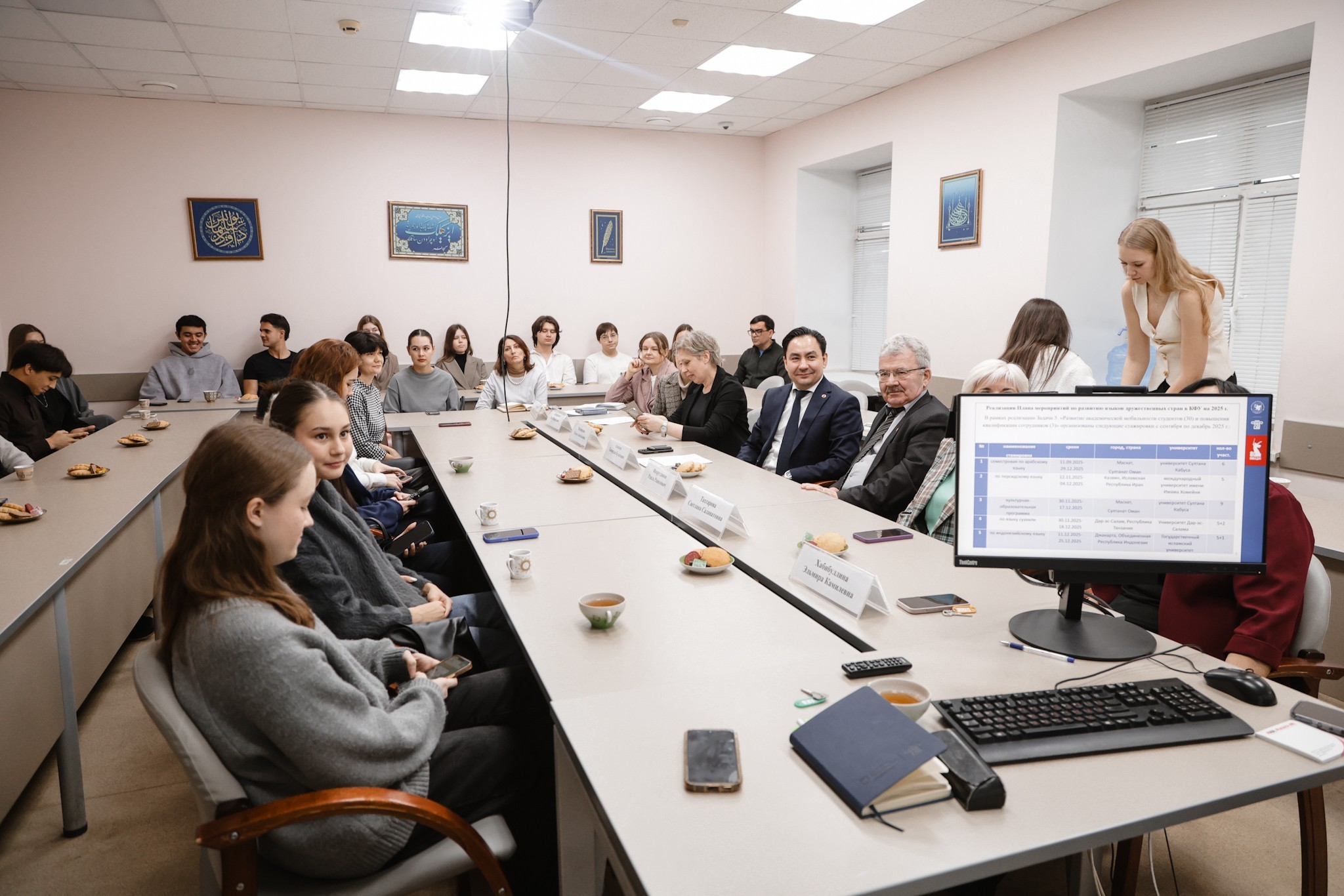 Участники реализуемой КФУ программы развития языков встретились с проректором Тимирханом Алишевым Участники реализуемой КФУ программы развития языков встретились с проректором Тимирханом Алишевым