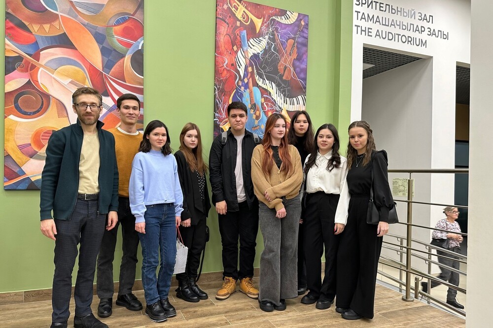 Спектакль 'Зима' Гришковца посмотрели студенты Елабужского института КФУ Спектакль 'Зима' Гришковца посмотрели студенты Елабужского института КФУ