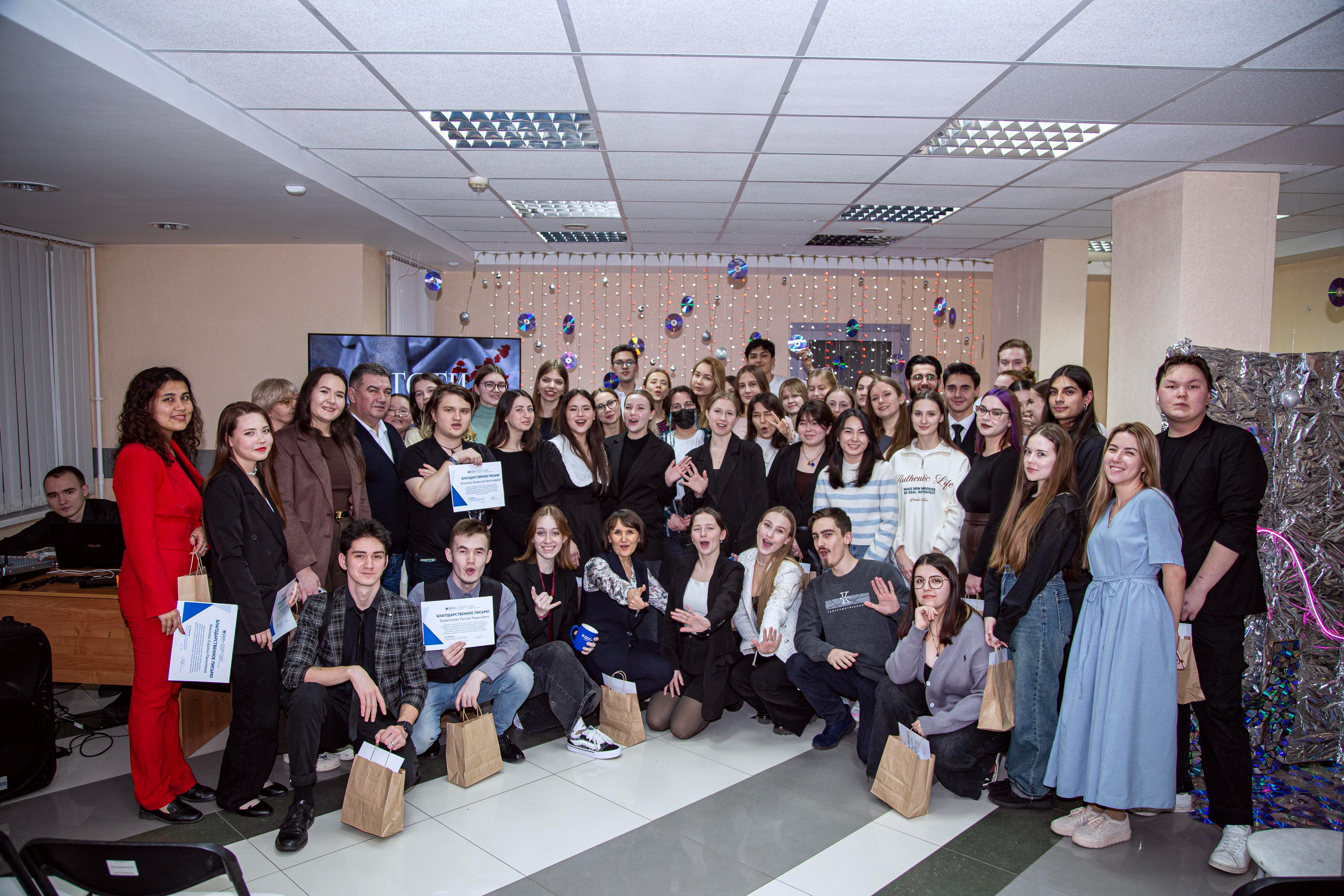 ����� ����