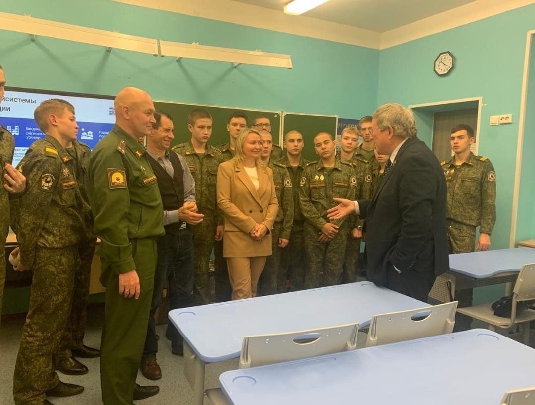 Преподаватели кафедры конституционного и административного права юридического факультета КФУ провели открытую лекцию для школьников. Преподаватели кафедры конституционного и административного права юридического факультета КФУ провели открытую лекцию для школьников.