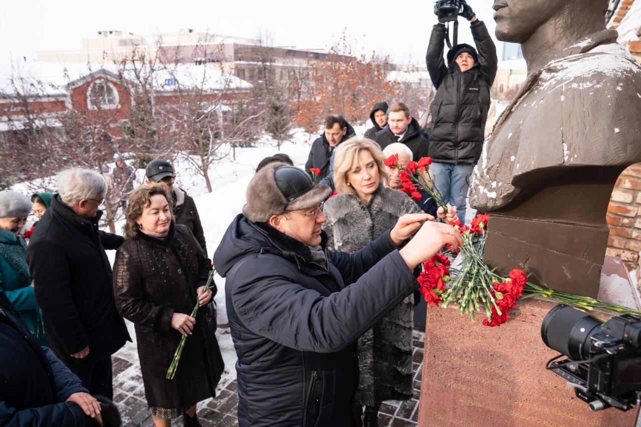 КФУның ректор бакчасында герой-шагыйрь Муса Җәлилне искә алдылар КФУның ректор бакчасында герой-шагыйрь Муса Җәлилне искә алдылар