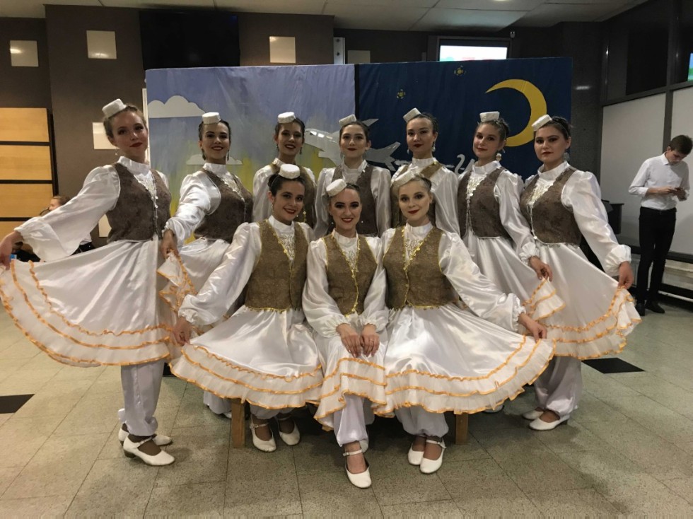 Танцевальный коллектив 'Яшьлек' Танцевальный коллектив 'Яшьлек'