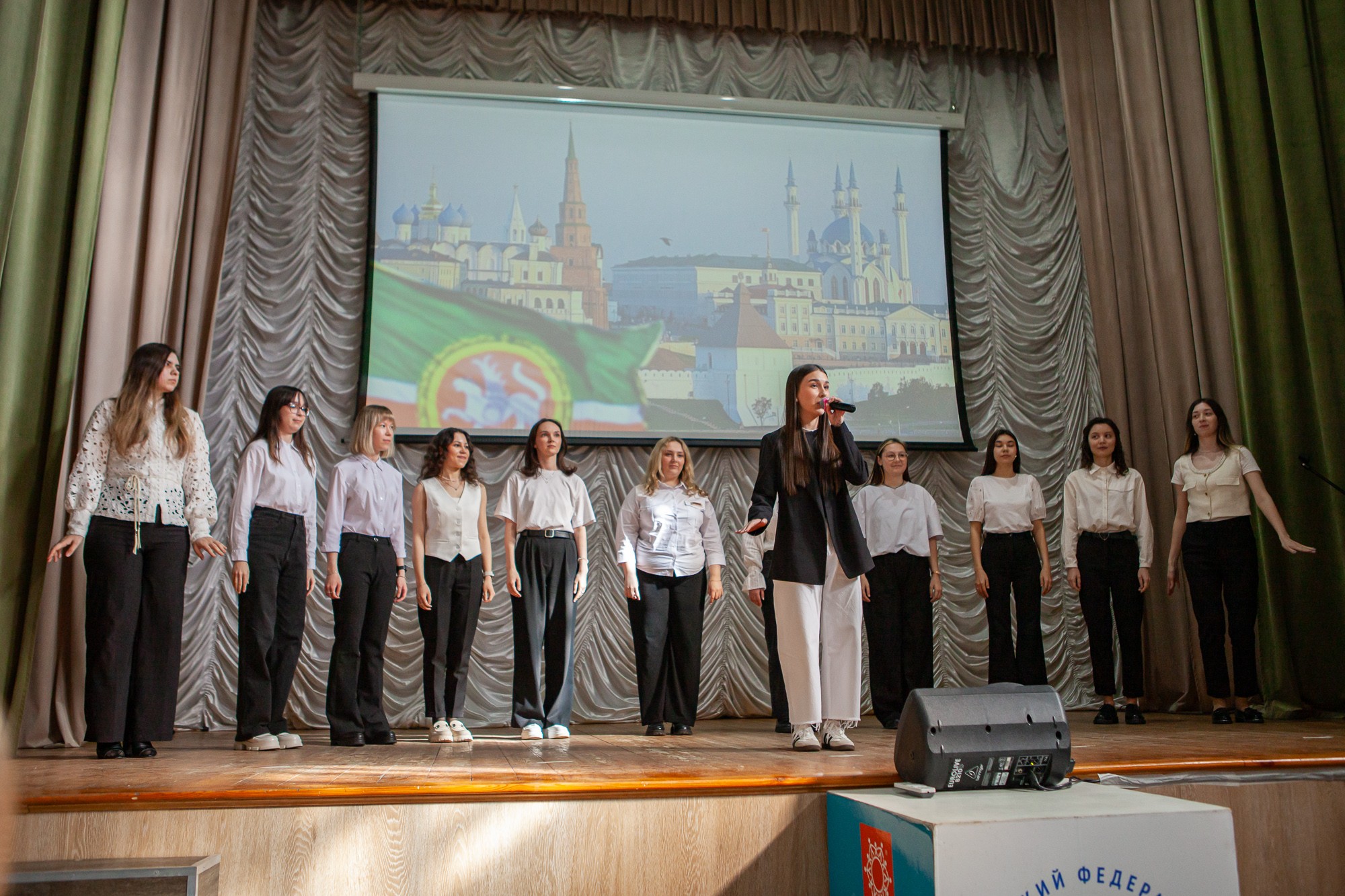 Состоялся конкурс 'Песни, вдохновляющие на подвиг' среди студентов отделения иностранных языков Состоялся конкурс 'Песни, вдохновляющие на подвиг' среди студентов отделения иностранных языков