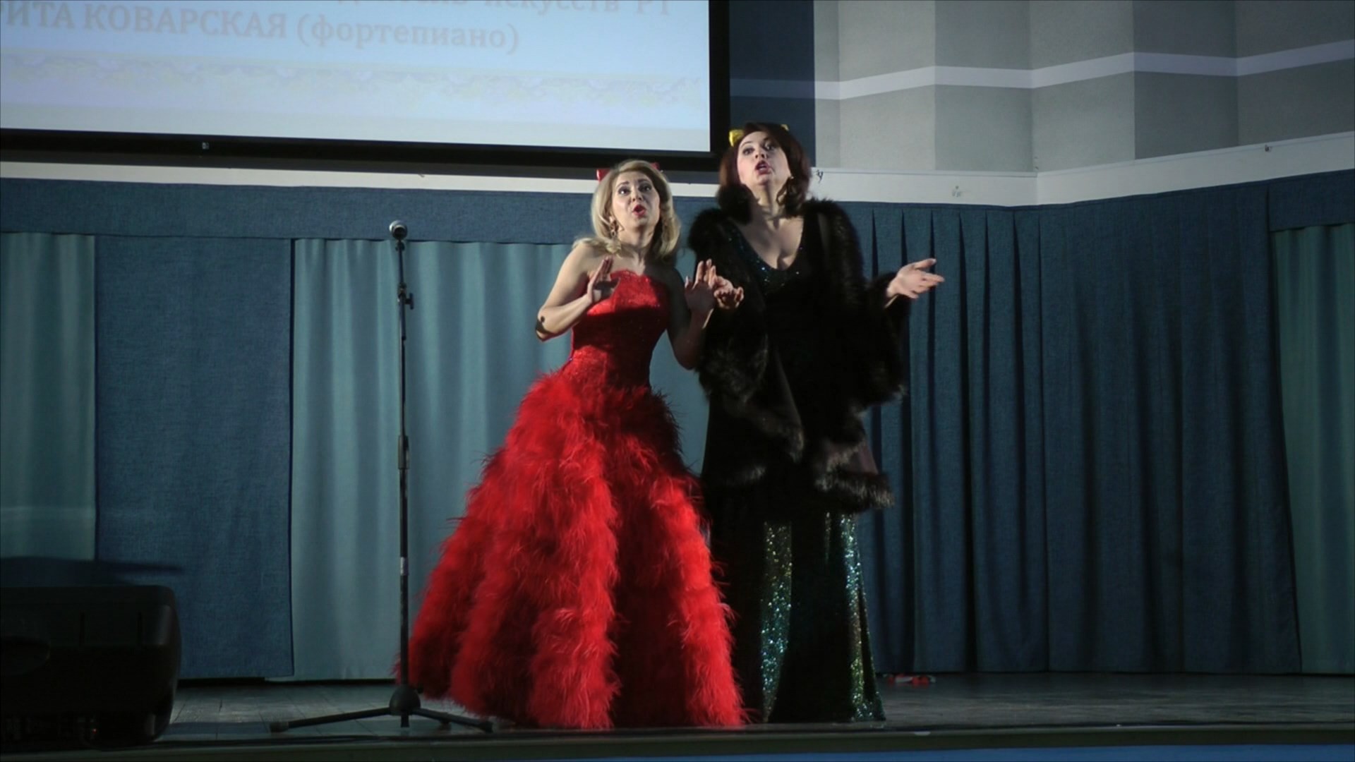 'Идёт направо - песнь заводит, налево - сказку говорит...' 'Идёт направо - песнь заводит, налево - сказку говорит...'