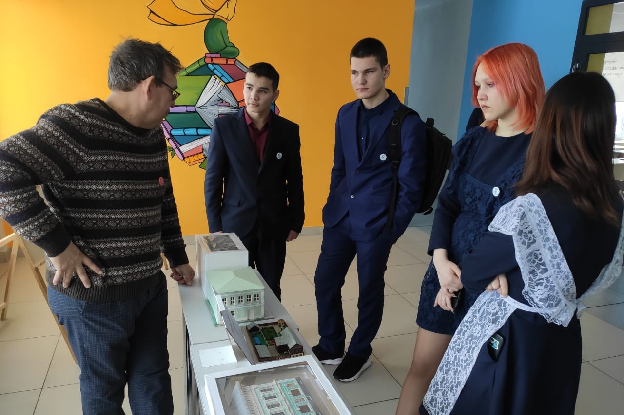 Студенты презентовали школьникам научные объединения Елабужского института КФУ Студенты презентовали школьникам научные объединения Елабужского института КФУ