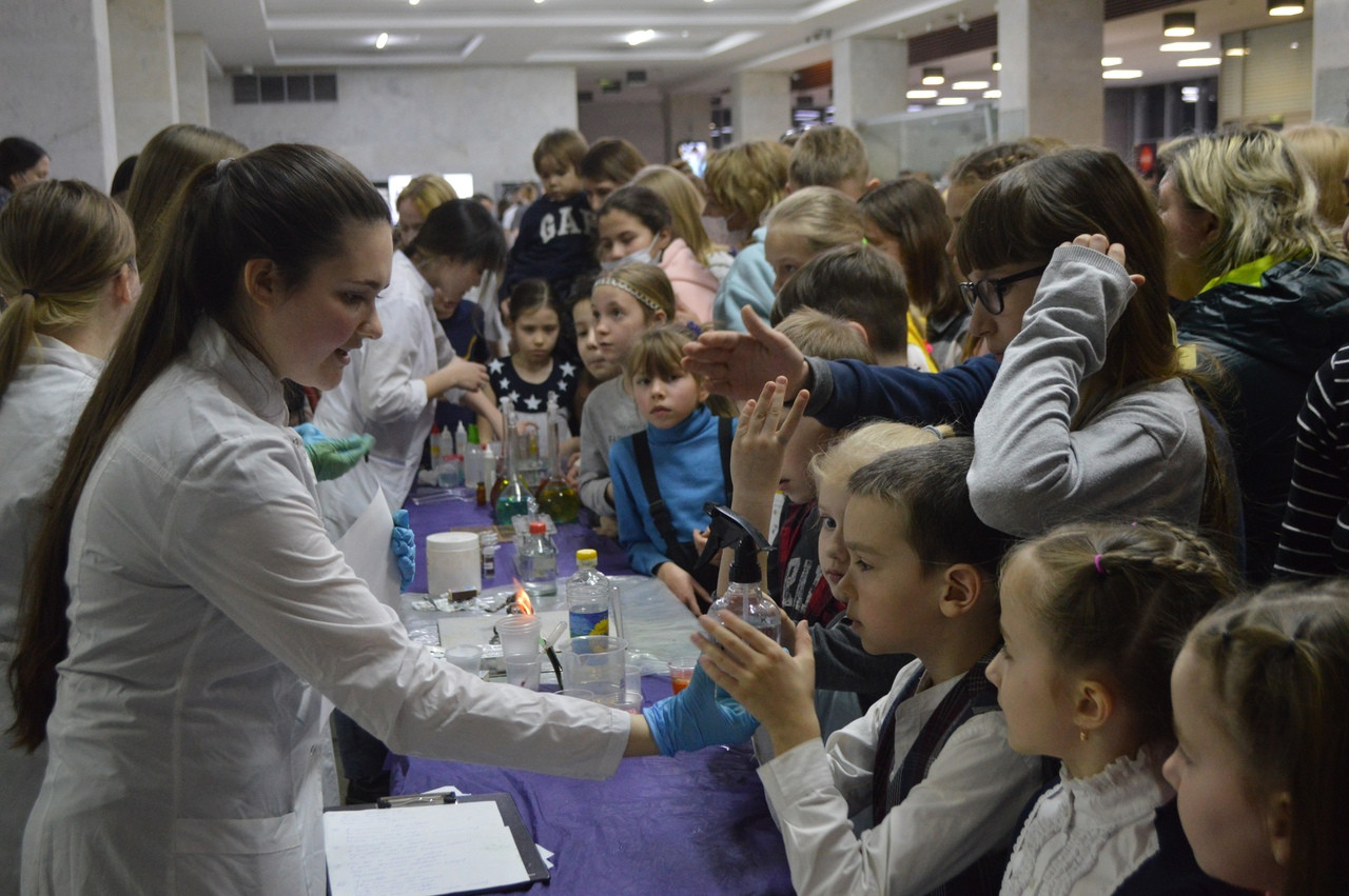 Студенты кафедры химического образования и 'PROНаука в КФУ: Техноночь' Студенты кафедры химического образования и 'PROНаука в КФУ: Техноночь'