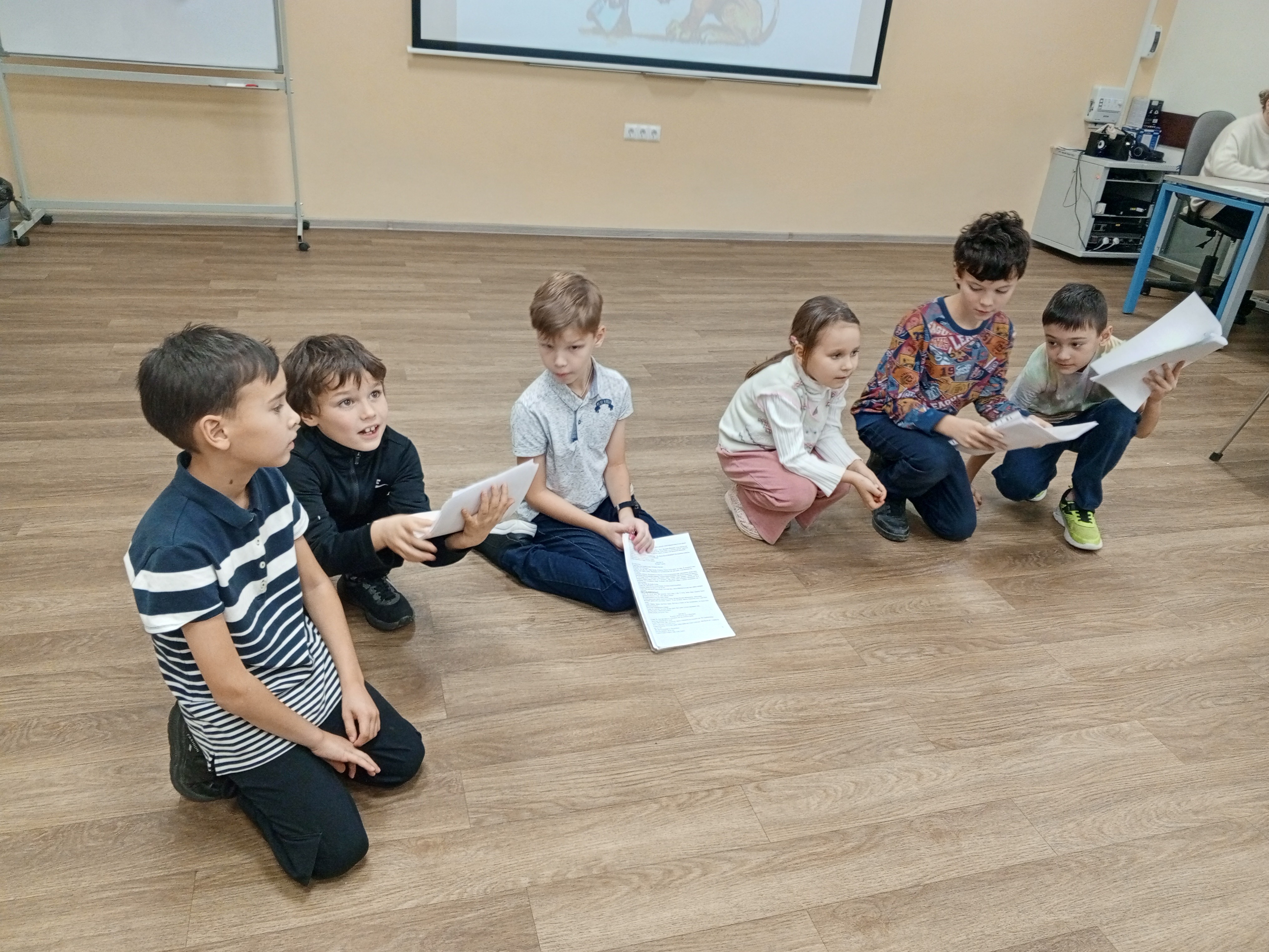 Идет подготовка к спектаклю детского театра 'Радуга' 'Волшебник Изумрудного города' Идет подготовка к спектаклю детского театра 'Радуга' 'Волшебник Изумрудного города'