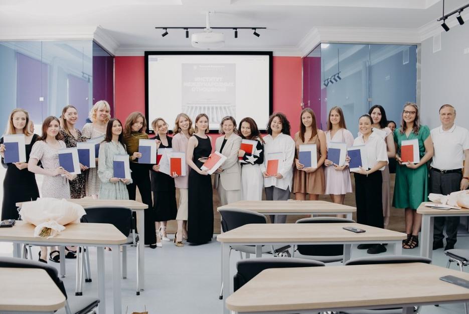 Выпускникам направлений Регионоведение России и Зарубежное регионоведение вручили дипломы Выпускникам направлений Регионоведение России и Зарубежное регионоведение вручили дипломы