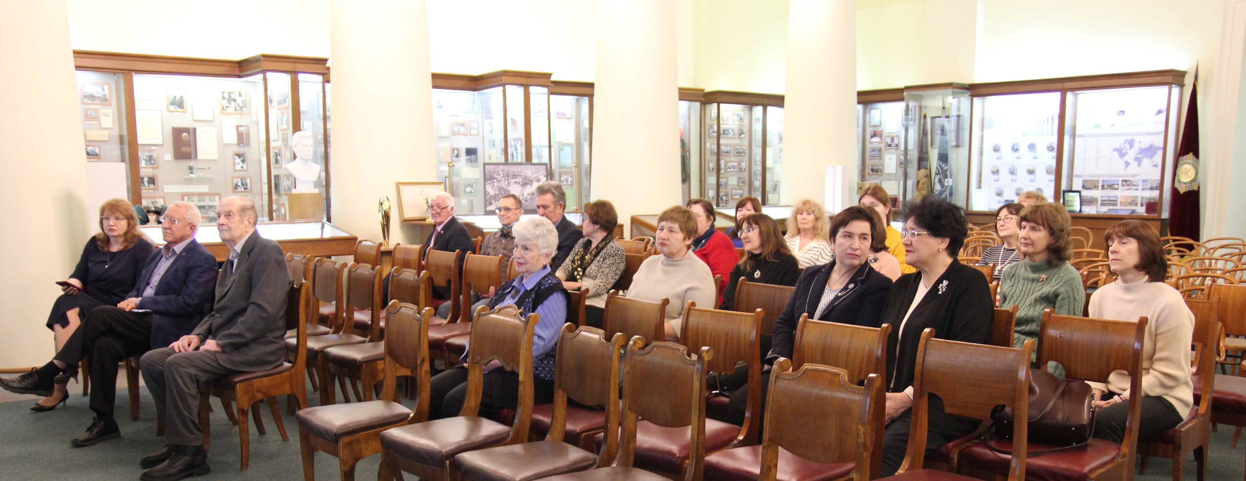 В Музее истории Казанского университета состоялась презентация альбома творческой активности ветеранов