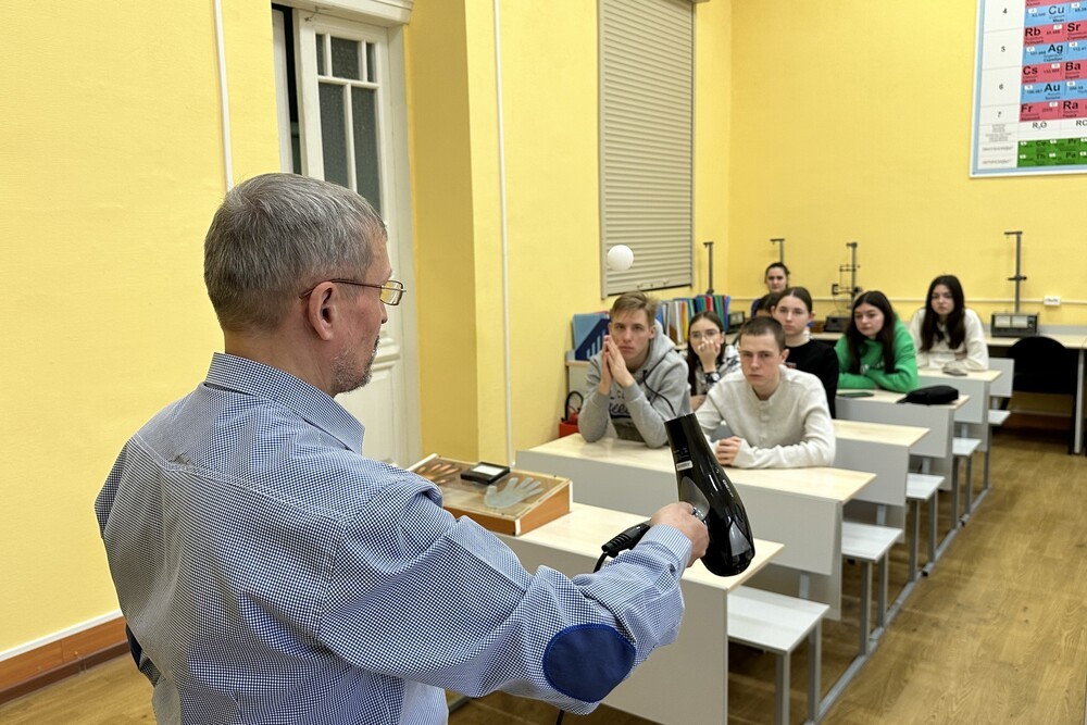 В воскресенье, 2 апреля, в Елабужском институте КФУ для школьников из Лисичанска были проведены мастер-классы от отделения математики и естественных наук В воскресенье, 2 апреля, в Елабужском институте КФУ для школьников из Лисичанска были проведены мастер-классы от отделения математики и естественных наук