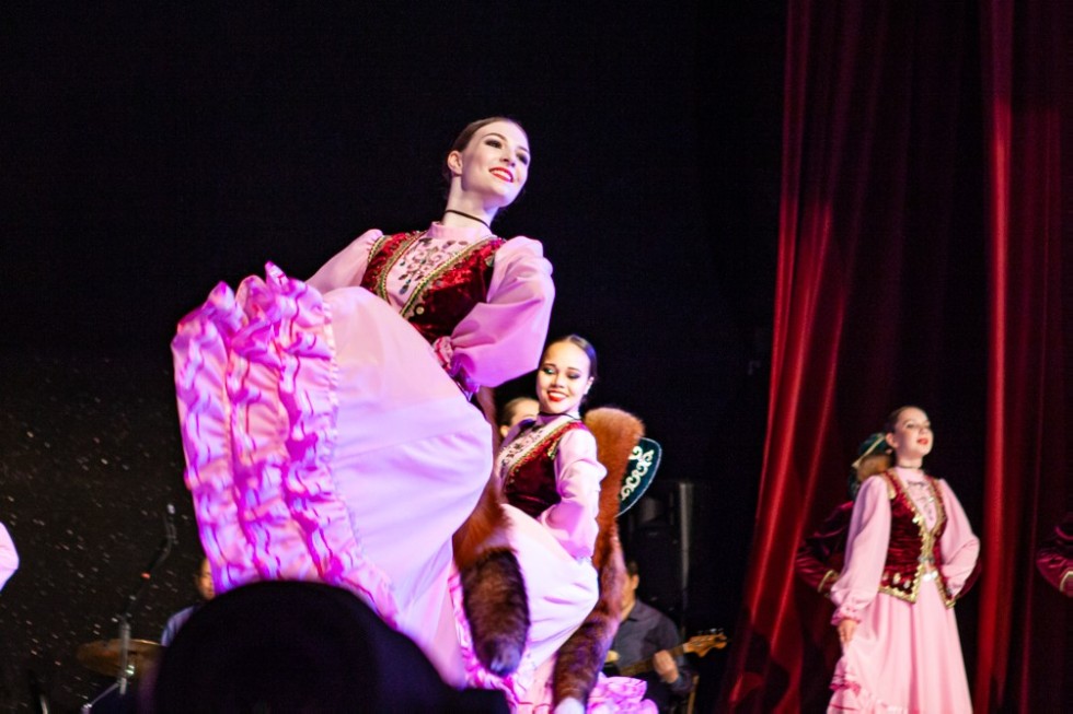 Студенты и сотрудники Елабужского института КФУ посетили концерт ансамбля народного танца 'МИРИДАНС' Студенты и сотрудники Елабужского института КФУ посетили концерт ансамбля народного танца 'МИРИДАНС'