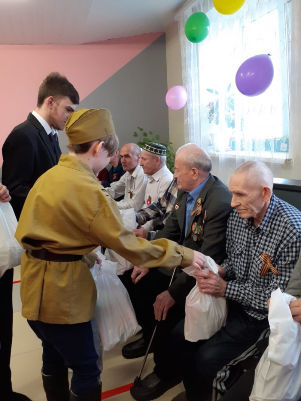 Лицеисты поздравили постояльцев Кайбицкого дома-интерната для престарелых и инвалидов с наступающим Днём Победы ,2021-2022 учебный год, мероприятия, традиции