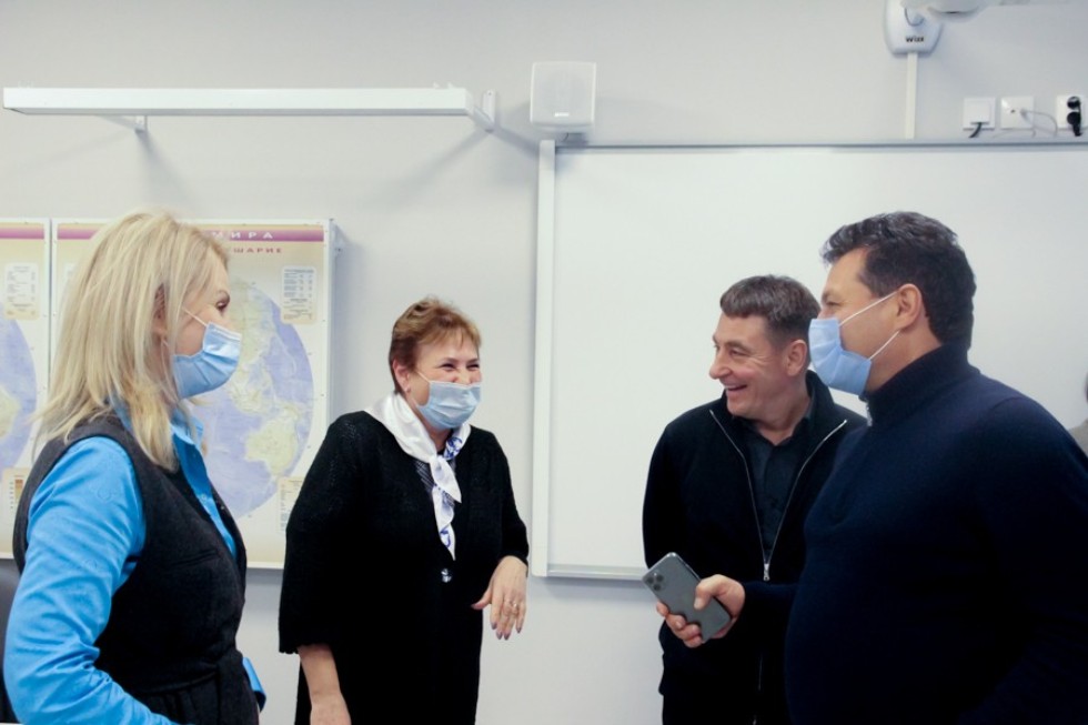 Глава ЕМР Рустем Нуриев и депутат Госсовета РТ Леонид Барышев посетили 'Университетскую' школу Глава ЕМР Рустем Нуриев и депутат Госсовета РТ Леонид Барышев посетили 'Университетскую' школу