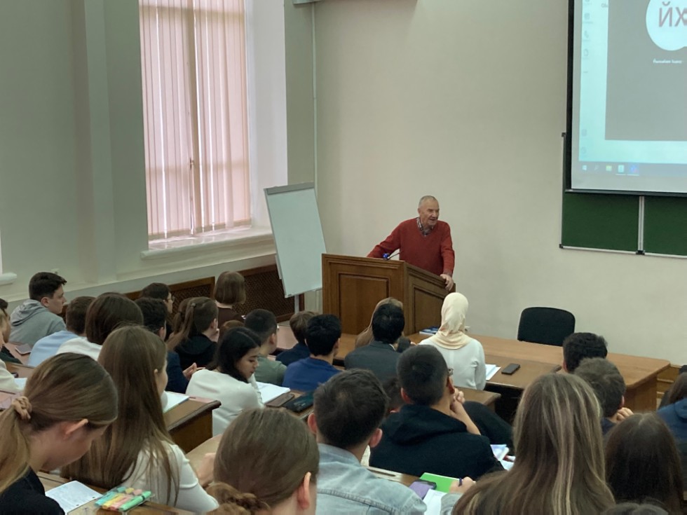 Валерий Васильевич Лазарев читает лекцию по Теории государства и права для студентов ЮФ