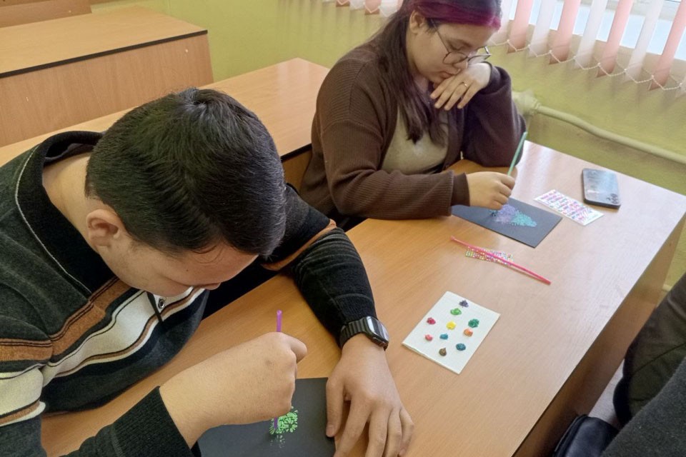 Студенты Елабужского института КФУ создали новогодние картины в необычной технике Студенты Елабужского института КФУ создали новогодние картины в необычной технике