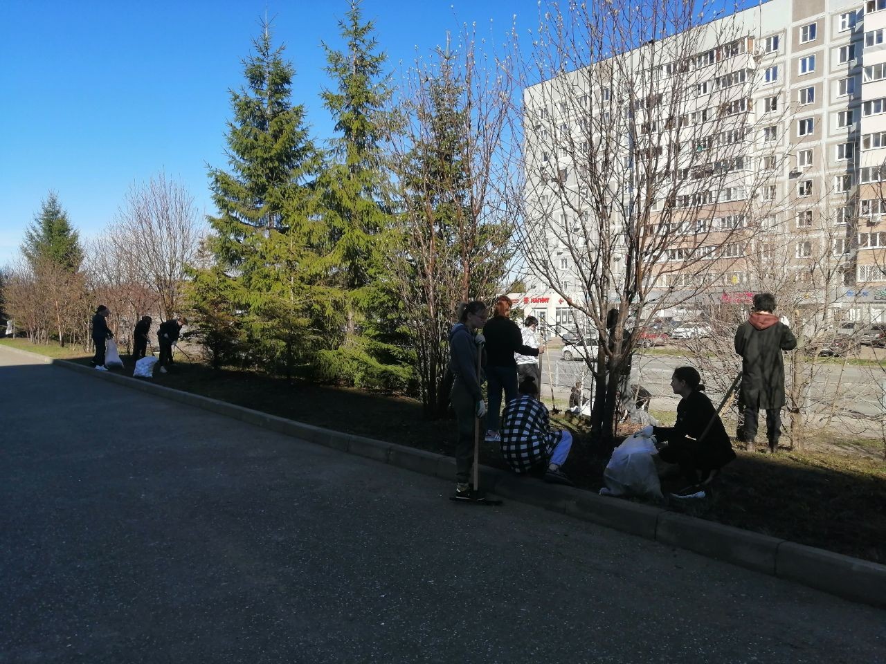 Субботник ? это добрая традиция, объединяющая студентов Казанского (Приволжского) федерального университета. Субботник ? это добрая традиция, объединяющая студентов Казанского (Приволжского) федерального университета.