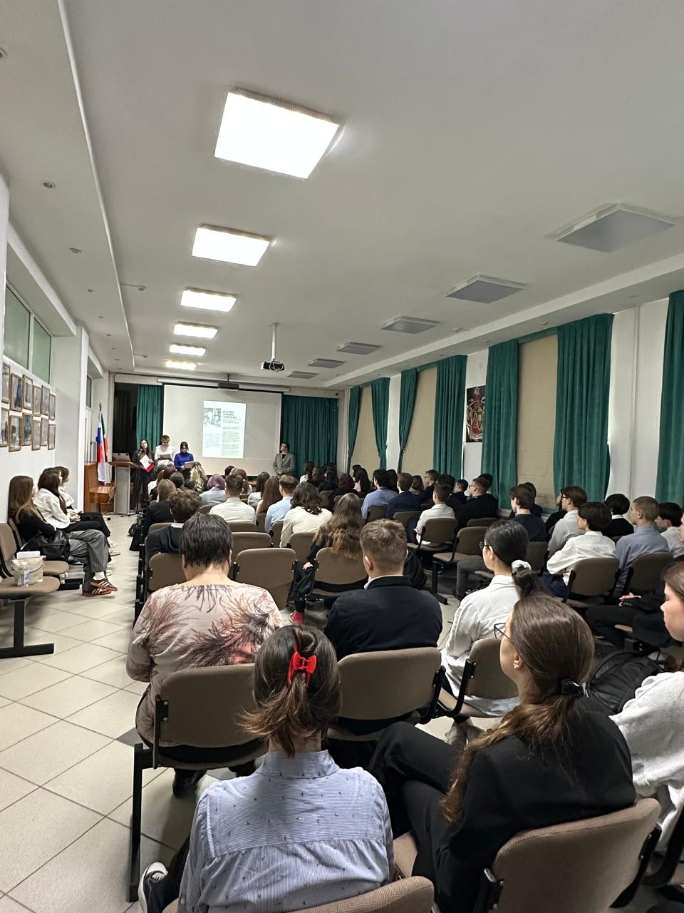 На встрече с выпускниками школ На встрече с выпускниками школ