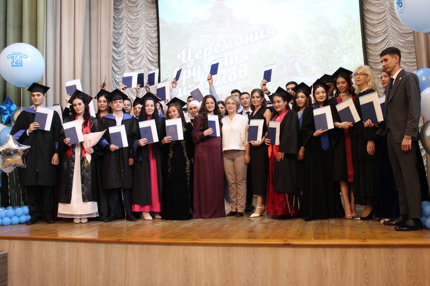 В Елабужском институте КФУ вручили дипломы иностранным выпускникам-филологам и историкам В Елабужском институте КФУ вручили дипломы иностранным выпускникам-филологам и историкам