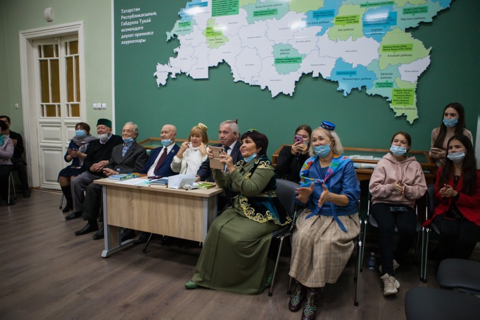 В Елабужском институте прошел 'Аулак өй - баттл' между студентами вуза и ведущими литературными деятелями Республики Татарстан В Елабужском институте прошел 'Аулак өй - баттл' между студентами вуза и ведущими литературными деятелями Республики Татарстан