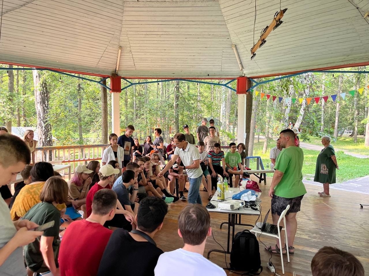 Проф. Прошин прочитал лекцию по сверхпроводимости для школьников в лагере 'Квант' Проф. Прошин прочитал лекцию по сверхпроводимости для школьников в лагере 'Квант'