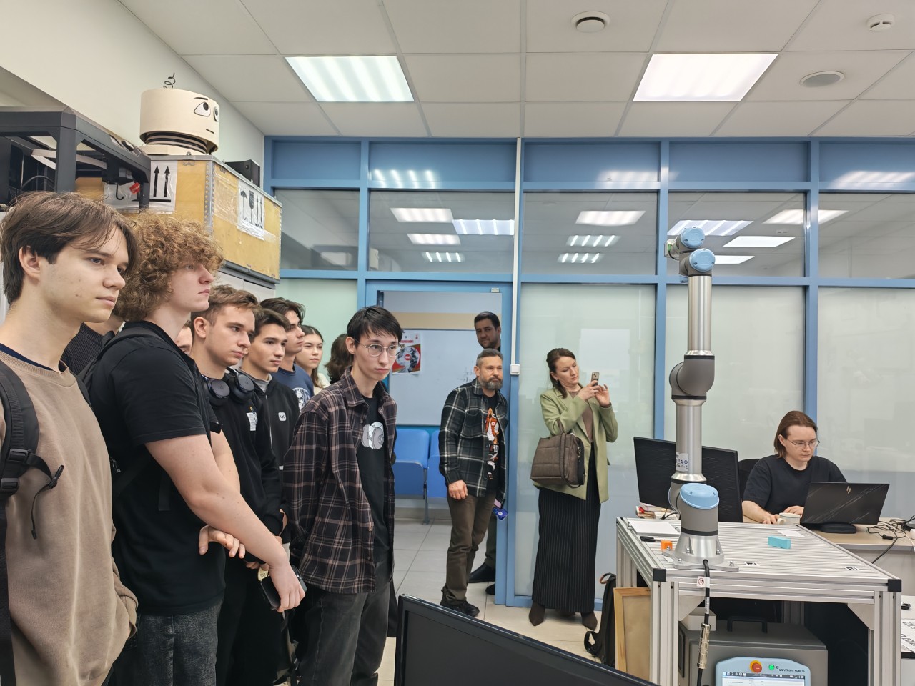 Студенты КНИТУ посетили Лабораторию интеллектуальных робототехнических систем Студенты КНИТУ посетили Лабораторию интеллектуальных робототехнических систем