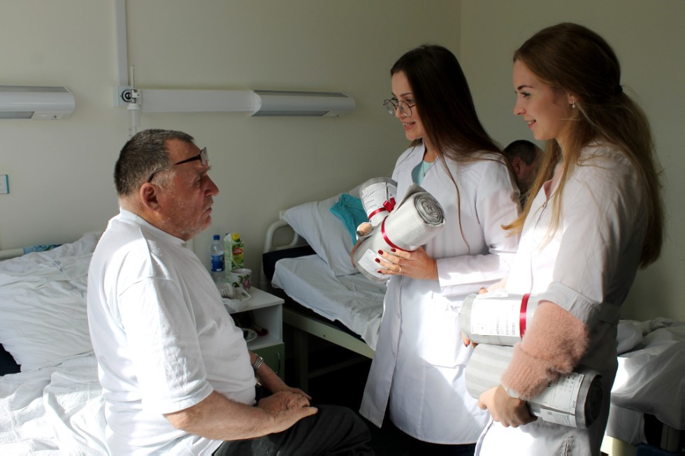 Студенты КФУ поздравили пациентов университетской клиники с Международным днем пожилых людей Студенты КФУ поздравили пациентов университетской клиники с Международным днем пожилых людей