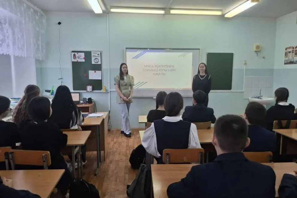 'Жизнь, ставшая легендой: в гимназии Елабуги почтили память Мусы Джалиля' 'Жизнь, ставшая легендой: в гимназии Елабуги почтили память Мусы Джалиля'