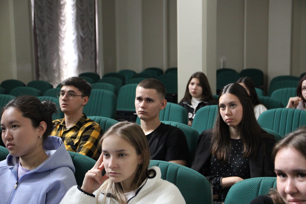 Директор Елабужского института Елена Мерзон встретилась с первокурсниками Директор Елабужского института Елена Мерзон встретилась с первокурсниками