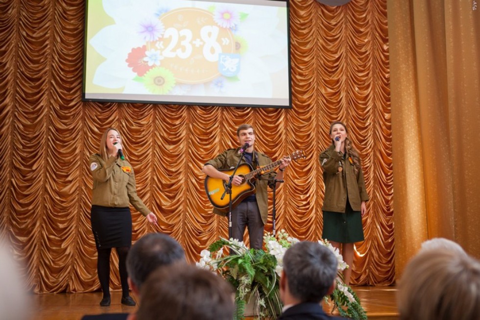 Праздничный концерт '23+8' прошел в Елабужском институте КФУ Праздничный концерт '23+8' прошел в Елабужском институте КФУ