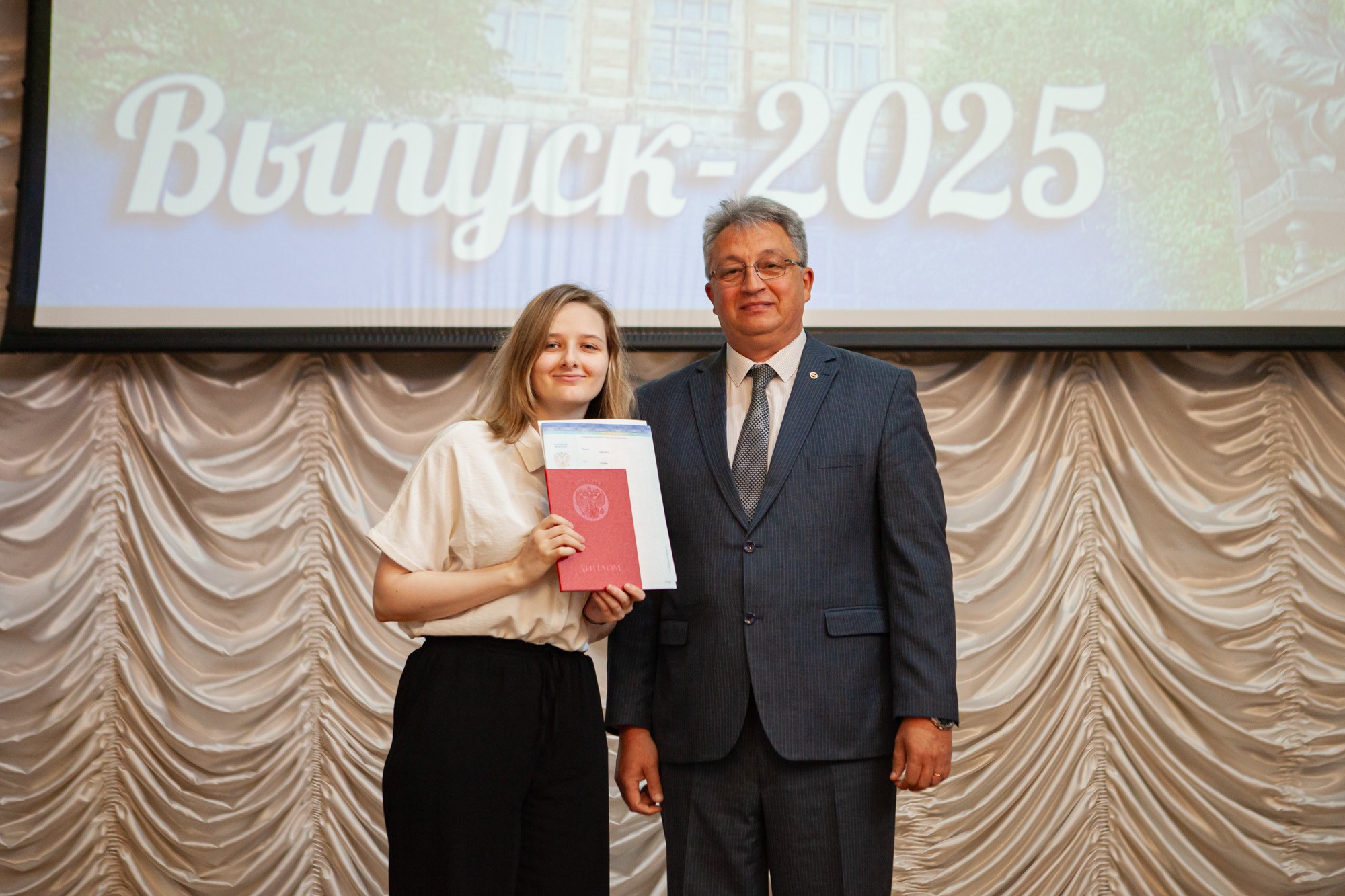 Состоялось вручение дипломов выпускникам Елабужского института КФУ Состоялось вручение дипломов выпускникам Елабужского института КФУ