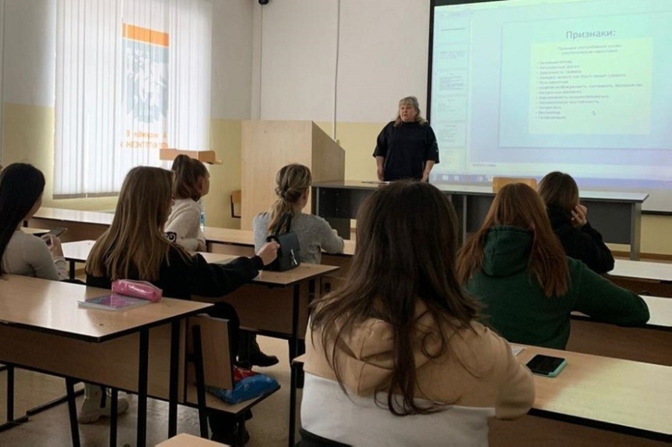 21 ноября куратор групп 1412 и 1417 Нуриева Алеся провела кураторский час в рамках проекта 'свободные от зависимостей' 21 ноября куратор групп 1412 и 1417 Нуриева Алеся провела кураторский час в рамках проекта 'свободные от зависимостей'