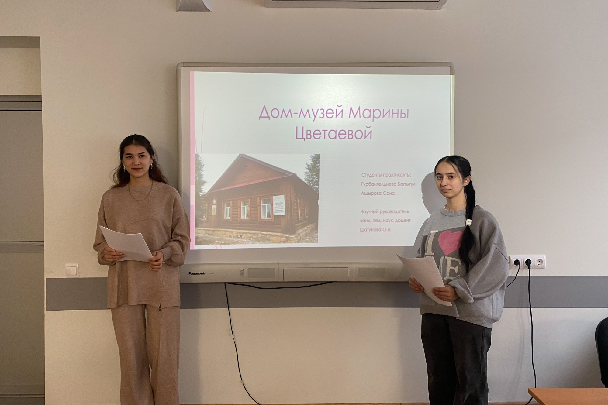 Студенты Елабужского института КФУ защитили отчёты по практике в музеях города Студенты Елабужского института КФУ защитили отчёты по практике в музеях города