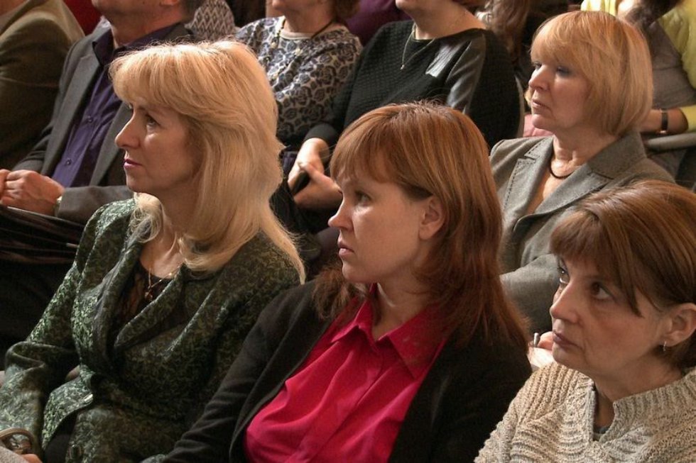 'Изучая новые языки, общаясь и обучая им других людей, мы служим делу мира' 'Изучая новые языки, общаясь и обучая им других людей, мы служим делу мира'