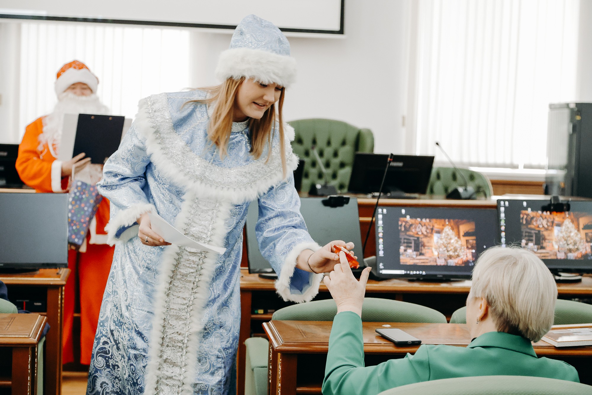 И.о. директора ИМОИиВ поздравляет всех коллег с наступающим Новым годом! И.о. директора ИМОИиВ поздравляет всех коллег с наступающим Новым годом!