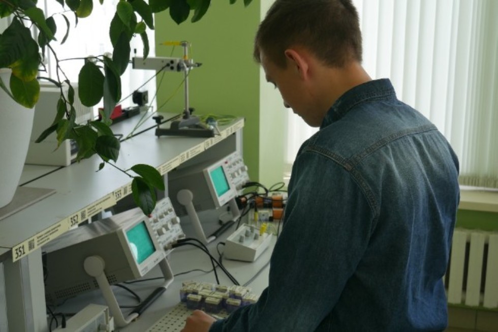 Practice on electricity and magnetism (laboratories �� 606, 607)