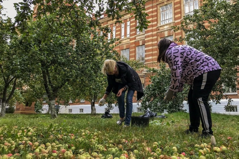 В Елабужском институте КФУ состоялся субботник В Елабужском институте КФУ состоялся субботник