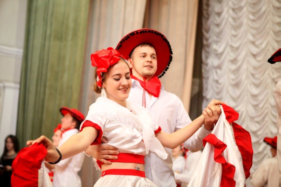 'С праздником, дорогие друзья!' 'С праздником, дорогие друзья!'