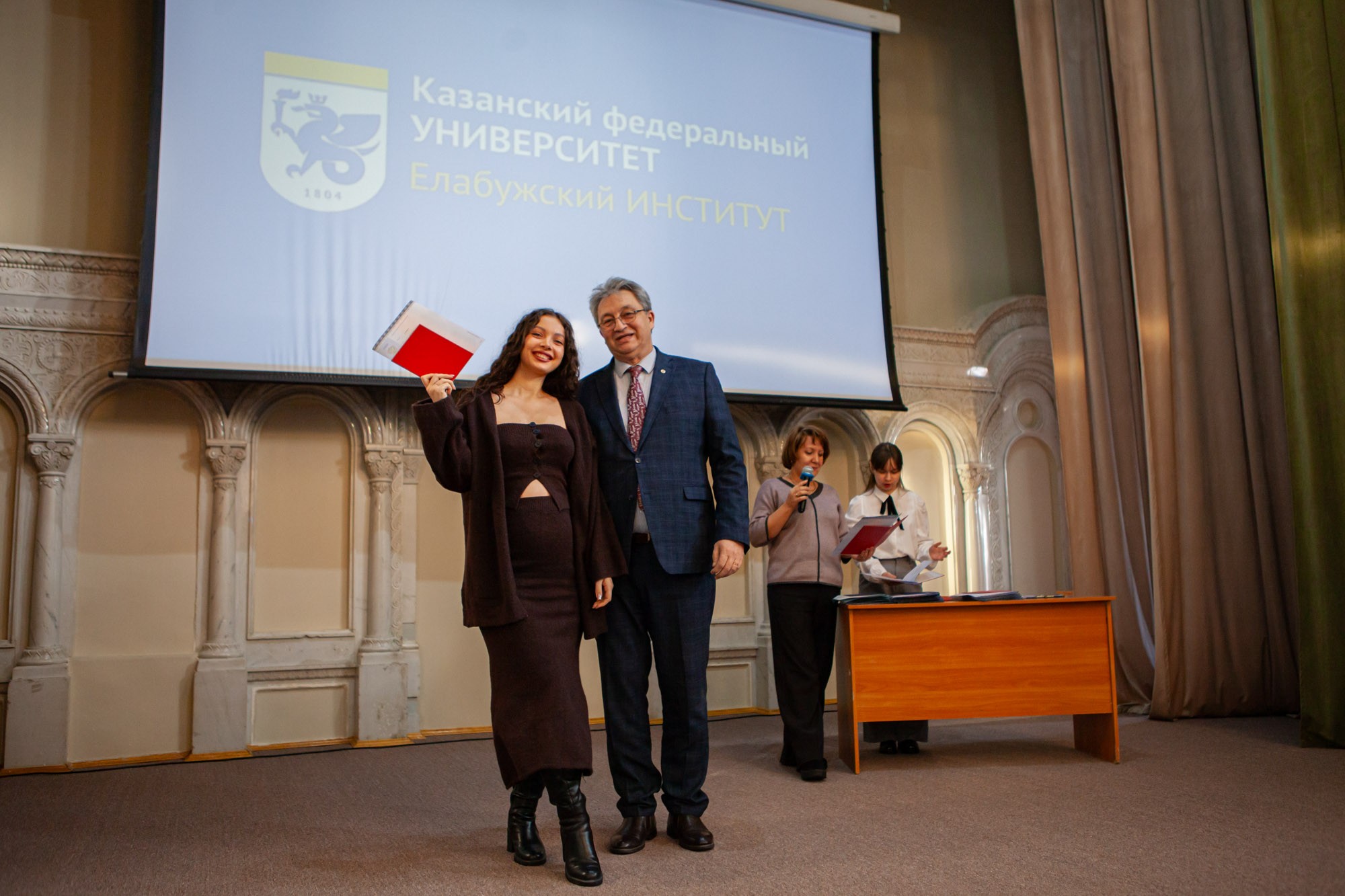 В Елабужском институте КФУ прошло торжественное вручение дипломов выпускникам магистратуры В Елабужском институте КФУ прошло торжественное вручение дипломов выпускникам магистратуры