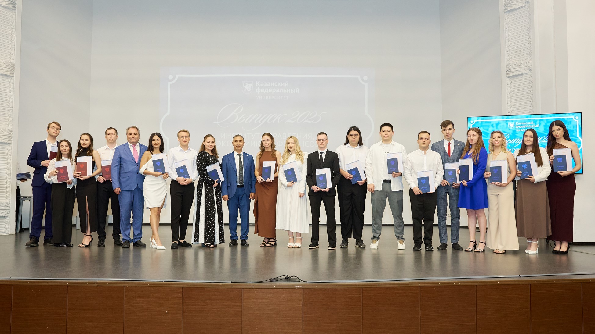 Торжественное вручение дипломов выпускникам ИУЭФ КФУ Торжественное вручение дипломов выпускникам ИУЭФ КФУ