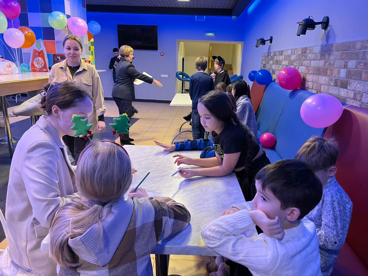 В детском театре 'Радуга' прошел новогодний праздник В детском театре 'Радуга' прошел новогодний праздник