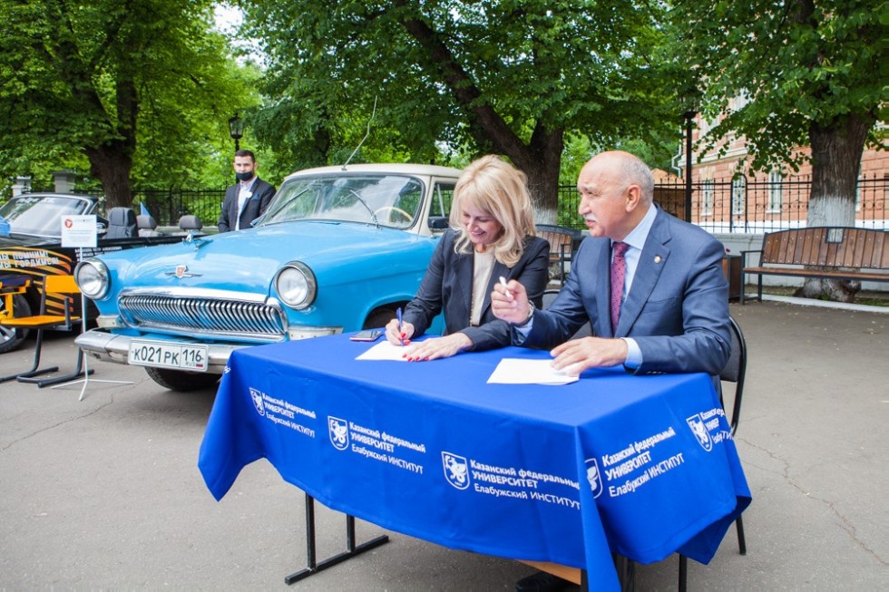 Ilshat Gafurov opened the presentation of Student Scientific Classes at the Elabuga Institute
