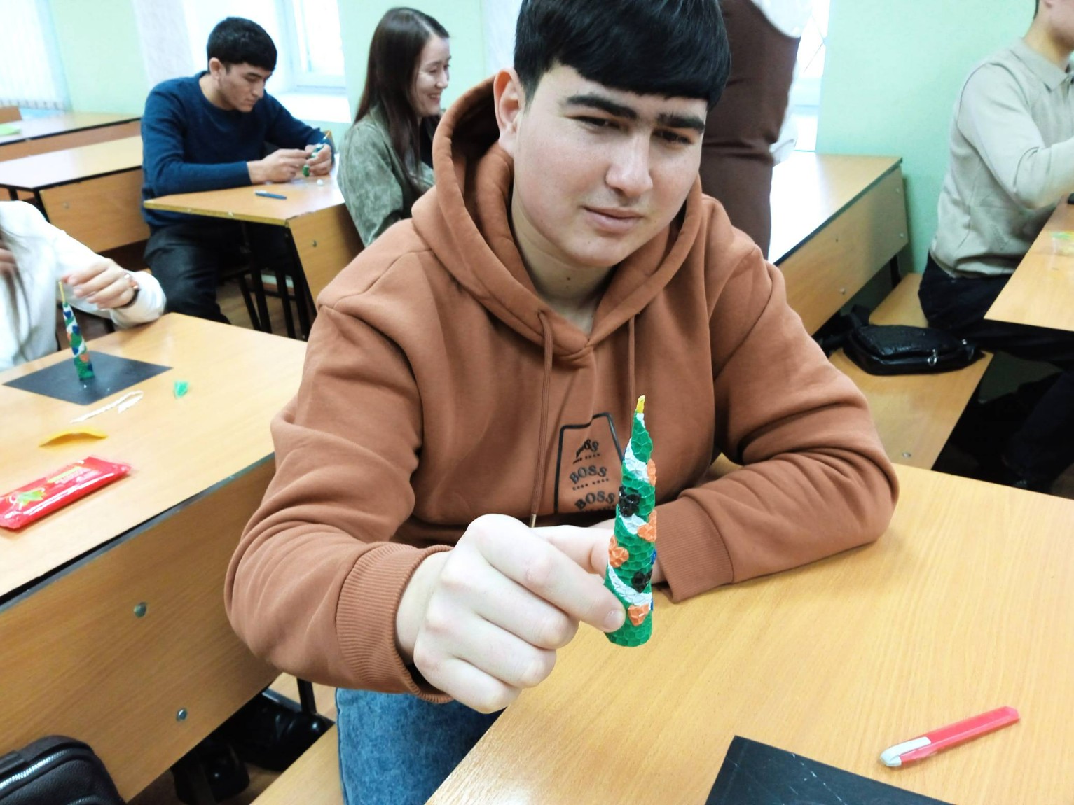 Студенты провели мастер-классы по изготовлению свечей из вощины Студенты провели мастер-классы по изготовлению свечей из вощины