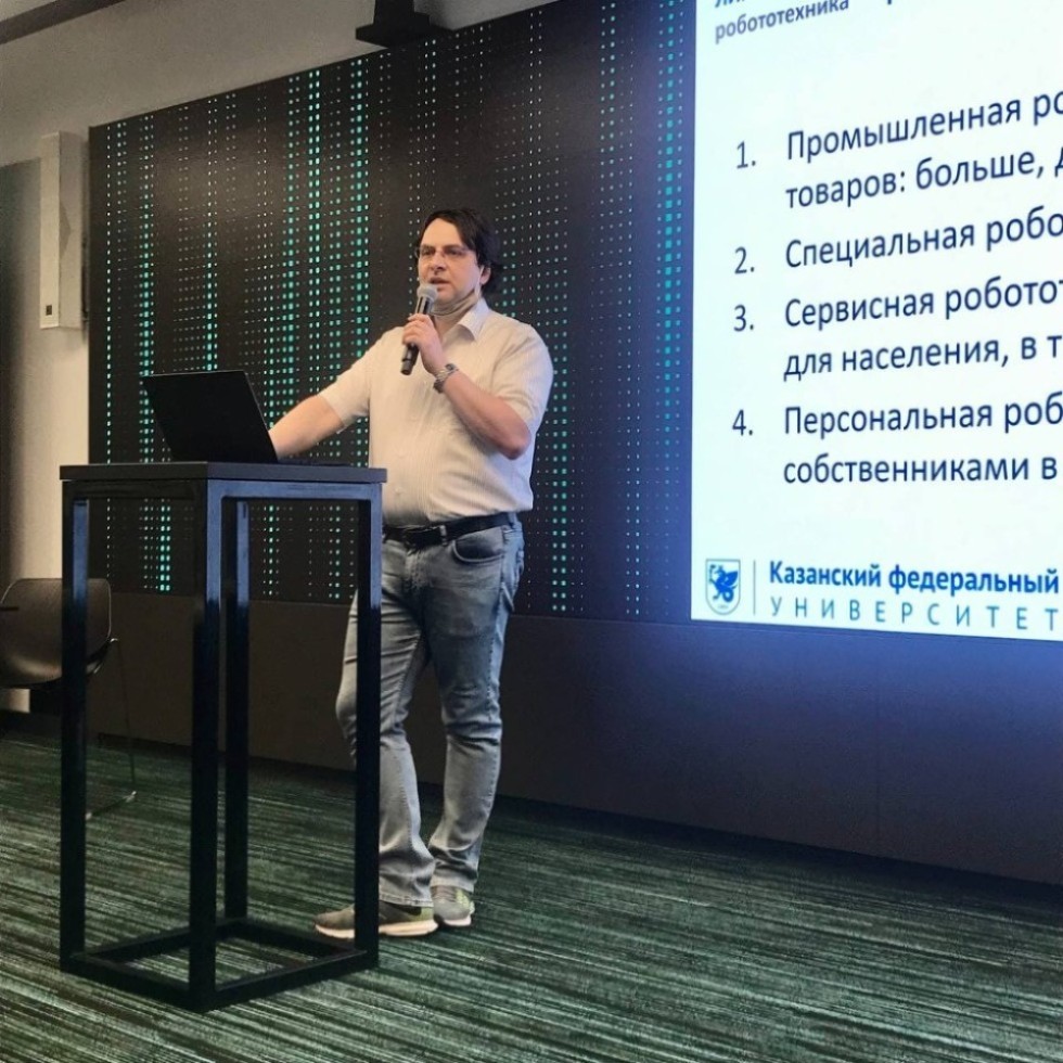 Professor Evgeni Magid delivered a lecture at the opening of a new robotics laboratory at School 21