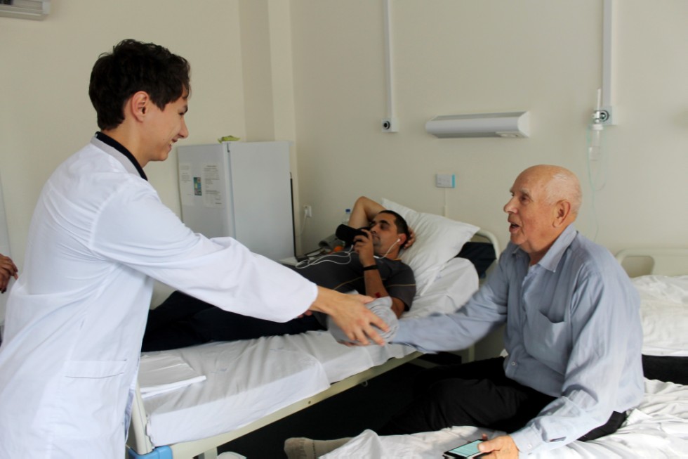 Студенты КФУ поздравили пациентов университетской клиники с Международным днем пожилых людей Студенты КФУ поздравили пациентов университетской клиники с Международным днем пожилых людей