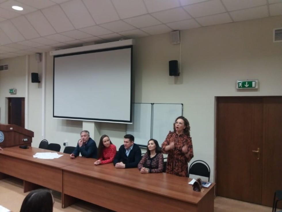 КФУ студентлары Тинчурин актерлары белән 'Өч аршын җир' спектакле турында фикер алышты КФУ студентлары Тинчурин актерлары белән 'Өч аршын җир' спектакле турында фикер алышты